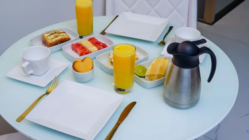 Brunch marcado com três semanas de antecedência, balada cancelada na hora H: a lógica invertida de quem tem 29 anos