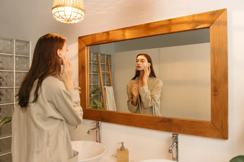 Dez etapas de skincare e uma selfie com flash de teto: bem-vinda à maior contradição das redes sociais