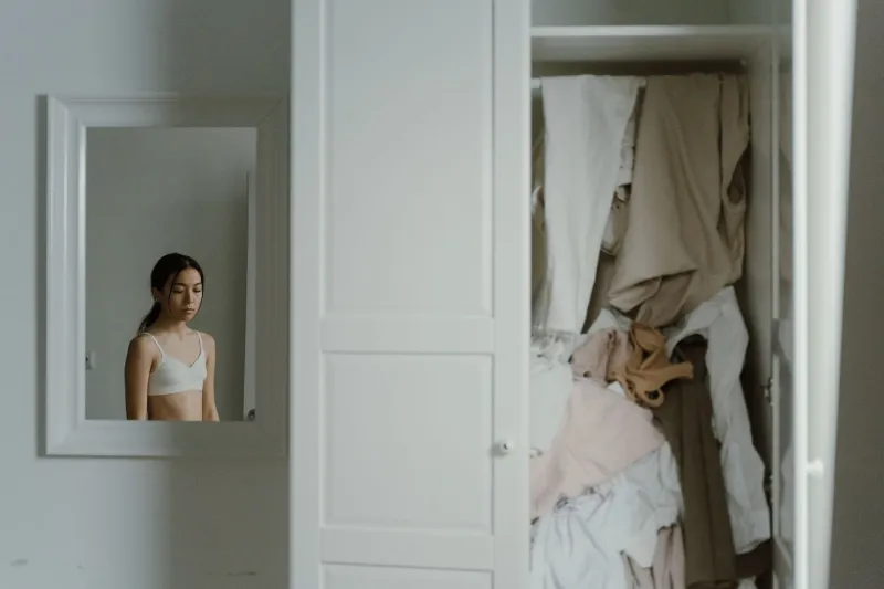O guarda-roupa cheio de esperança: as roupas que você comprou pra versão de si mesmo que nunca apareceu