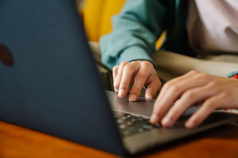 A plataforma de cursos que você não abre desde março: uma escavação arqueológica da sua culpa digital