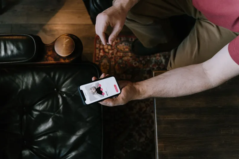 Swipe pra direita, foge pra esquerda: a vida secreta de quem está no Tinder sem querer ninguém